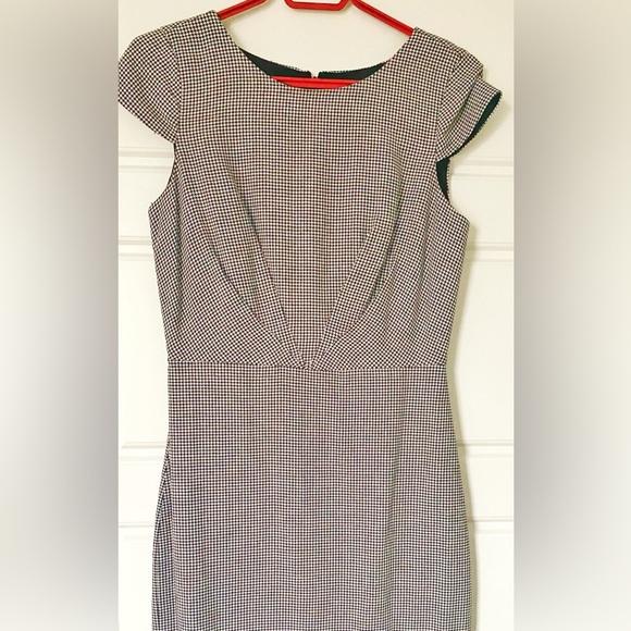 A beautiful linen dress that’s never been worn! Perfect for work or play. - Picture 3 of 7